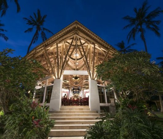 aquarev-plongee-sous-marine-indonesie-bali-sejour-lotus-bungalows-restaurant-de-nuit1