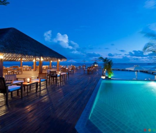 aquarev-plongee-sous-marine-maldives-atoll-male-nord-sejour-hotel-eriyadu-island-resort-piscine-terrasse-couverte-nuit