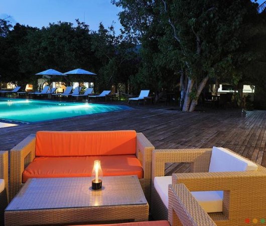 aquarev-plongee-sous-marine-maldives-atoll-male-nord-sejour-hotel-eriyadu-island-resort-piscine-terrasse-nuit
