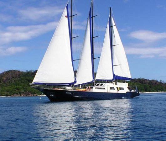 aquarev-plongee-sous-marine-seychelles-croisiere-bateau-sea-star-voilier-vue-profil