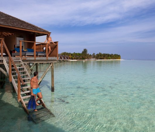 aquarev-plongeesousmarine-maldives-sejour-hotel-vilamendhoo-bungalow-pilotis.jpeg