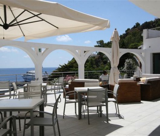 aquarev-plongeesousmarine-sejour-sicile-ileustica-hotel-stellemarina-terrasse