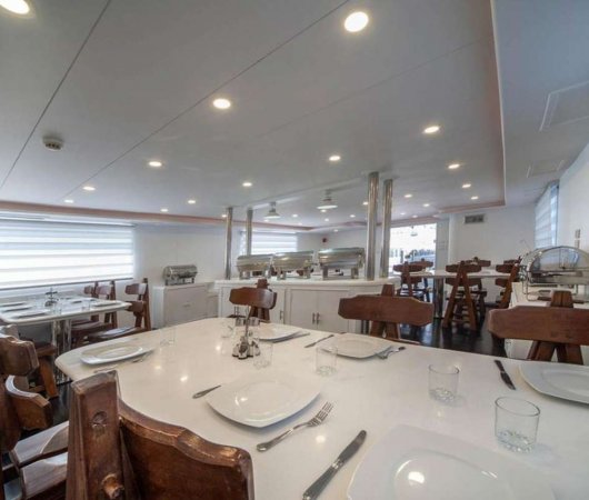 aquare-plongee-sous-marine-djibouti-croisiere-dive-and-cruise-bateau-my-lucy-salle-restaurant2