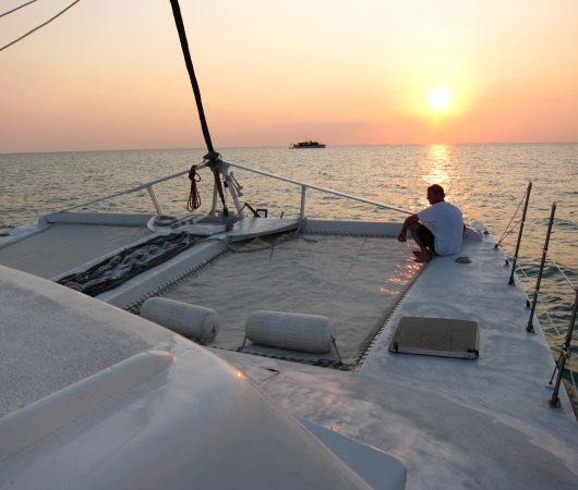 aquarev-plongee-sous-marine-bahamas-croisiere-cat-ppalu-catamaran-vue-avant-coucher-soleil