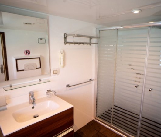 aquarev-plongee-sous-marine-croisiere-arabie-saoudite-bateau-lavender-la-compania-del-mar-rosso-salle-de-bain-de-cabine8
