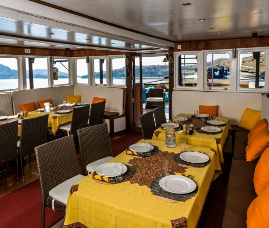 aquarev-plongee-sous-marine-croisiere-indonesie-ambai-salle-a-manger