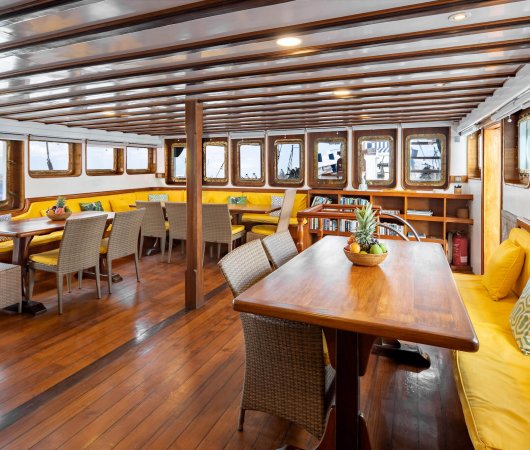 aquarev-plongee-sous-marine-croisiere-indonesie-seahorse-wallacea-bateau-salle-a-manger07
