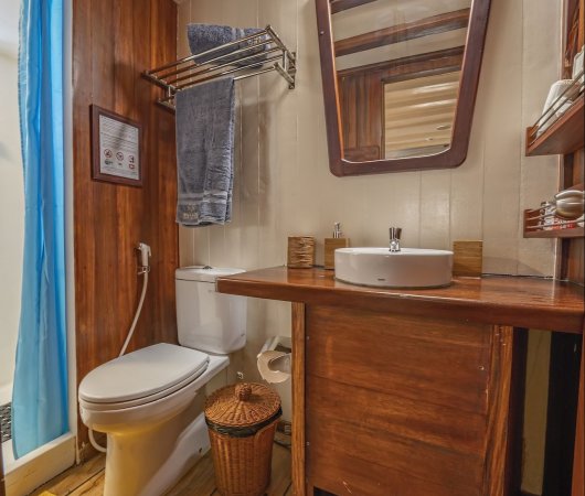 aquarev-plongee-sous-marine-croisiere-indonesie-wallacea-bateau-ambai-cabine-pont-inferieur-salle-de-bain12