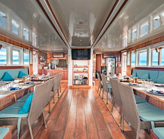 aquarev-plongee-sous-marine-croisiere-indonesie-wallacea-bateau-ambai-restaurant07