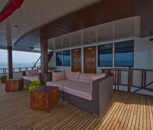 aquarev-plongee-sous-marine-croisiere-maldives-dune-bateau-theia-lounge-arrierebis