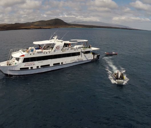 aquarev-plongee-sous-marine-equateur-galapagos-croisiere-explorer-ventures-bateau-humboldt-explorer-dinghi