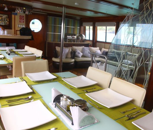 aquarev-plongee-sous-marine-equateur-galapagos-croisiere-explorer-ventures-bateau-humboldt-explorer-salle-a-manger