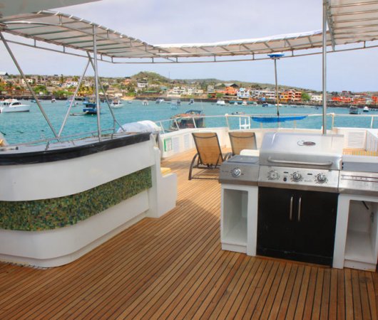 aquarev-plongee-sous-marine-equateur-galapagos-croisiere-explorer-ventures-bateau-humboldt-explorer-sundeck-bbq