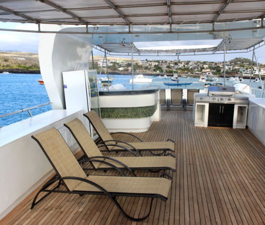 aquarev-plongee-sous-marine-equateur-galapagos-croisiere-explorer-ventures-bateau-humboldt-explorer-sundeck-lounge