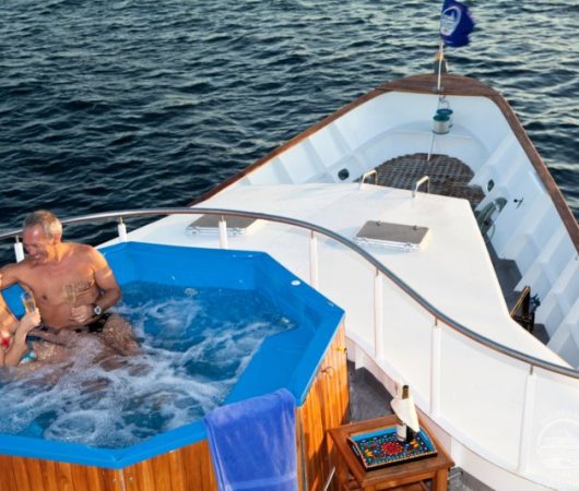 aquarev-plongee-sous-marine-equateur-galapagos-croisiere-galapagos-aggressor-3-yacht-jacuzzi