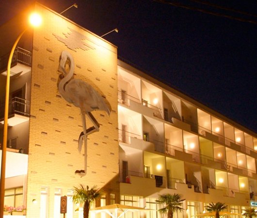 aquarev-plongee-sous-marine-espagne-estartit-sejour-hotel-flamingo-hotel-vue-exterieure-de-nuit