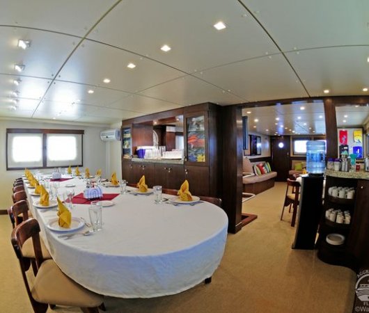 aquarev-plongee-sous-marine-iles-cocos-croisiere-bateau-okeanos-aggressor-fleet-salle-a-manger-resultat