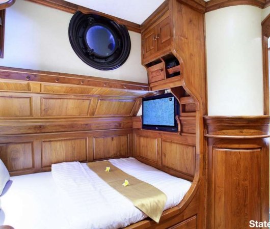 aquarev-plongee-sous-marine-indonesie-komodo-bali-croisier-dive-and-cruise-adelaar-cabine-delux-4-lit-et-tv