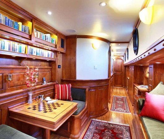 aquarev-plongee-sous-marine-indonesie-komodo-bali-croisiere-dive-and-cruise-adelaar-bibliotheque-salon