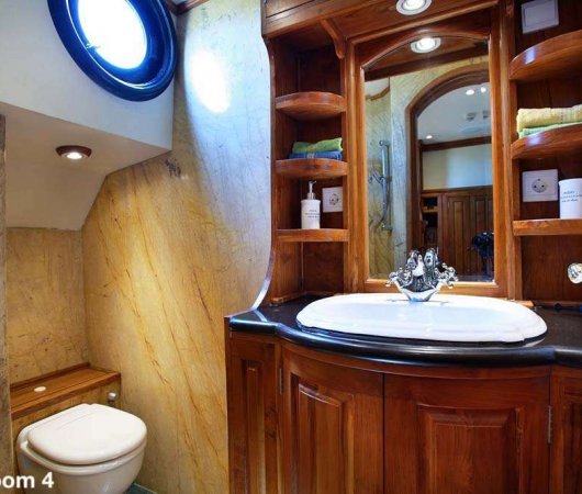 aquarev-plongee-sous-marine-indonesie-komodo-bali-croisiere-dive-and-cruise-adelaar-cabine-deluxe-4-sdb