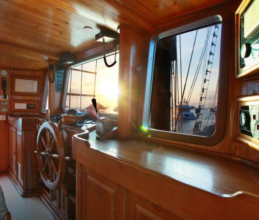 aquarev-plongee-sous-marine-indonesie-komodo-bali-croisiere-dive-and-cruise-adelaar-cabine-pilotage-capitaine