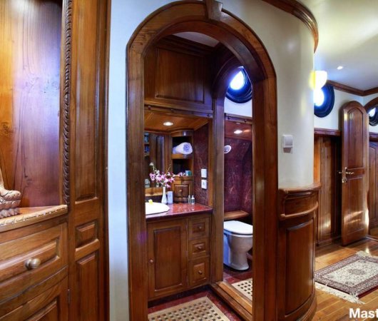 aquarev-plongee-sous-marine-indonesie-komodo-bali-croisiere-dive-and-cruise-adelaar-master-suite-sdbain-wc