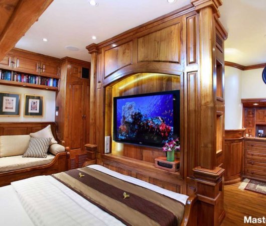 aquarev-plongee-sous-marine-indonesie-komodo-bali-croisiere-dive-and-cruise-adelaar-master-suite-tv