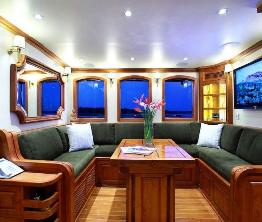 aquarev-plongee-sous-marine-indonesie-komodo-bali-croisiere-dive-and-cruise-adelaar-salle-a-manger