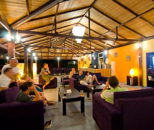 aquarev-plongee-sous-marine-indonesie-lembeh-sejour-eco-divers-resort-lounge-bar