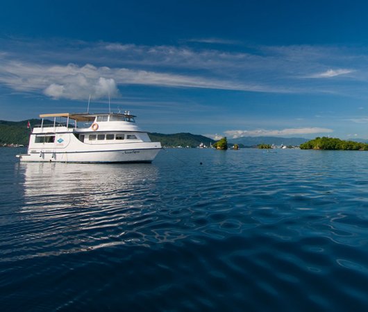 aquarev-plongee-sous-marine-indonesie-lembeh-sejour-eco-divers-resort-vue-bateau1