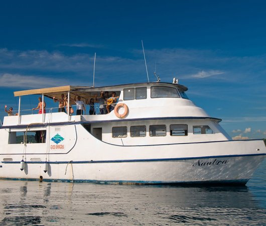 aquarev-plongee-sous-marine-indonesie-lembeh-sejour-eco-divers-resort-vue-profil-bateau