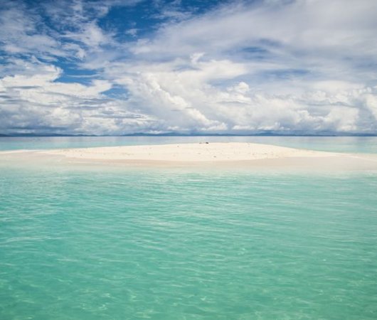 aquarev-plongee-sous-marine-indonesie-raja-ampat-sejour-centre-de-plongee-gangga-divers-vue-mer-et-petite-ile-deserte-resultat