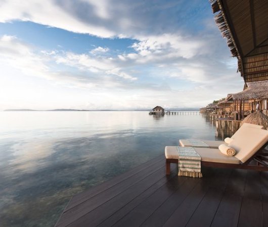 aquarev-plongee-sous-marine-indonesie-raja-ampat-sejour-hotel-papua-paradise-eco-resort-deluxe-bungalows-vue-balcon1