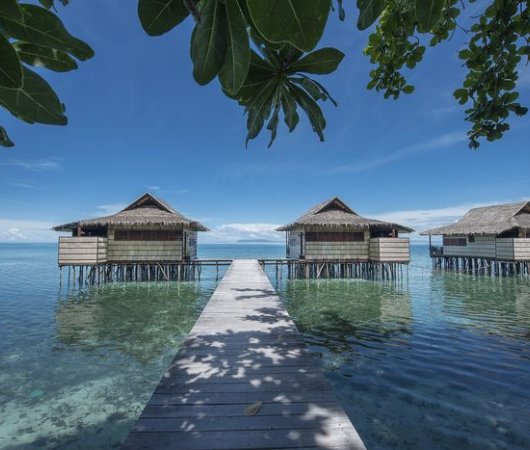 aquarev-plongee-sous-marine-indonesie-raja-ampat-sejour-hotel-papua-paradise-eco-resort-deluxe-bungalows-vue-exterieure1