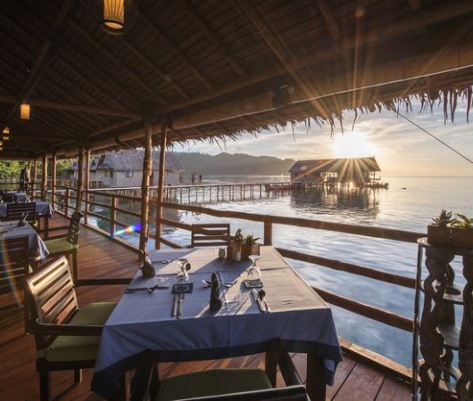 aquarev-plongee-sous-marine-indonesie-raja-ampat-sejour-hotel-papua-paradise-eco-resort-restaurant1bis