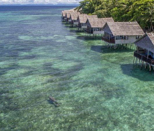 aquarev-plongee-sous-marine-indonesie-raja-ampat-sejour-hotel-papua-paradise-eco-resort-vue-chambre-sur-pilotis1