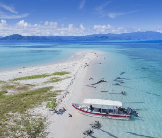 aquarev-plongee-sous-marine-indonesie-raja-ampat-sejour-hotel-papua-paradise-eco-resort-vue-plage-bateau-plongee1