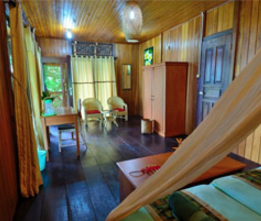 aquarev-plongee-sous-marine-indonesie-sejour-froggies-bunaken-bungalow-chambre-salon
