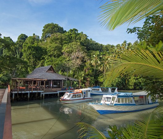 aquarev-plongee-sous-marine-indonesie-sulawesi-sejour-manado-eco-divers-bateau-a-quai-resort