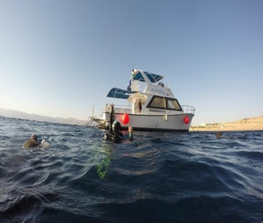 aquarev-plongee-sous-marine-jordanie-aqaba-sejour-centre-de-plongee-sindbad-bateau-en-mer