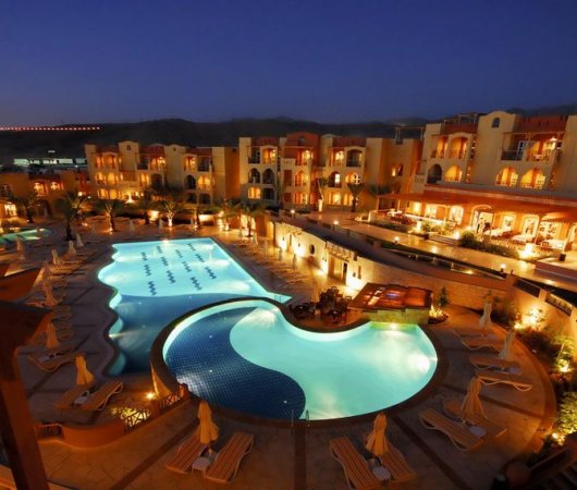 aquarev-plongee-sous-marine-jordanie-aqaba-sejour-marina-plaza-hotel-vue-piscine-nuit