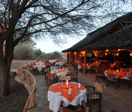 aquarev-plongee-sous-marine-kenya-sejour-extension-tsavo-east-satao-camp-restaurant