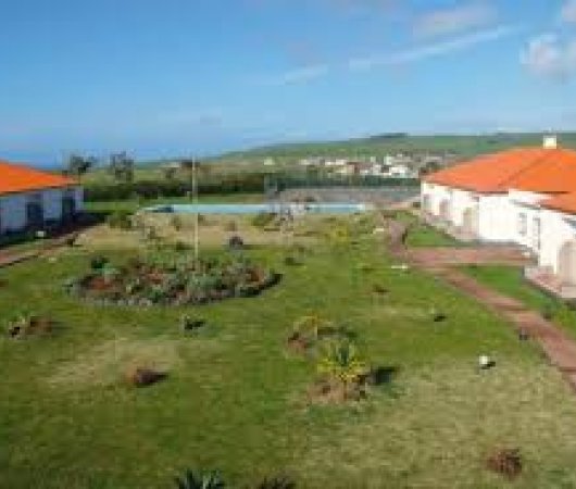 aquarev-plongee-sous-marine-les-acores-santa-maria-sejour-hotel-santa-maria-vue-hotel-et-piscine.jpeg