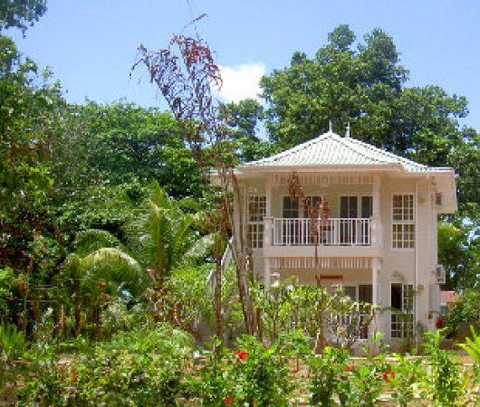 aquarev-plongee-sous-marine-les-seychelles-mahe-sejour-hotel-bord-mer-villa-facade1