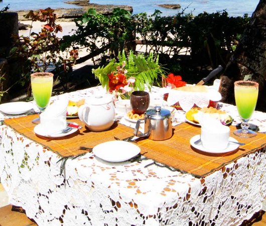 aquarev-plongee-sous-marine-madagascar-sejour-hotel-gerard-et-francine-table-petit-dejeuner