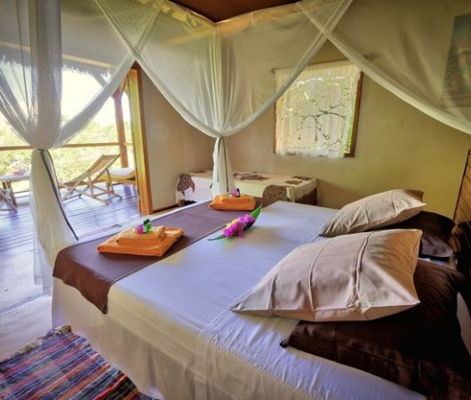 aquarev-plongee-sous-marine-madagascar-sejour-nosy-komba-coco-komba-lodge-chambre-lit-double-avec-terrassebis.jpeg