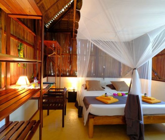 aquarev-plongee-sous-marine-madagascar-sejour-nosy-komba-coco-komba-lodge-chambre-penderie-et-etageresbis