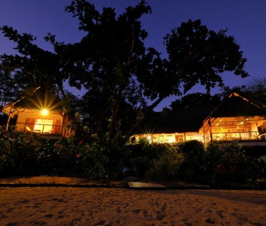 aquarev-plongee-sous-marine-madagascar-sejour-nosy-komba-coco-komba-lodge-vue-nuit-exterieurbis.jpeg