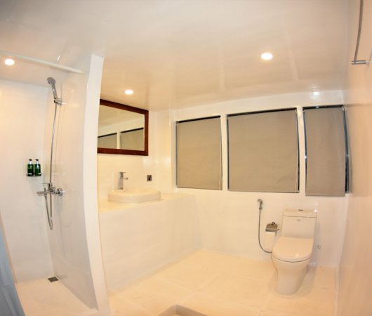 aquarev-plongee-sous-marine-maldives-croisiere-bateau-emperor-maldives-salle-de-bains-cabine-suite