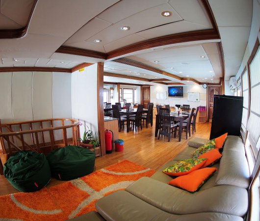 aquarev-plongee-sous-marine-maldives-croisiere-emperor-maldives-lounge-salle-a-manger